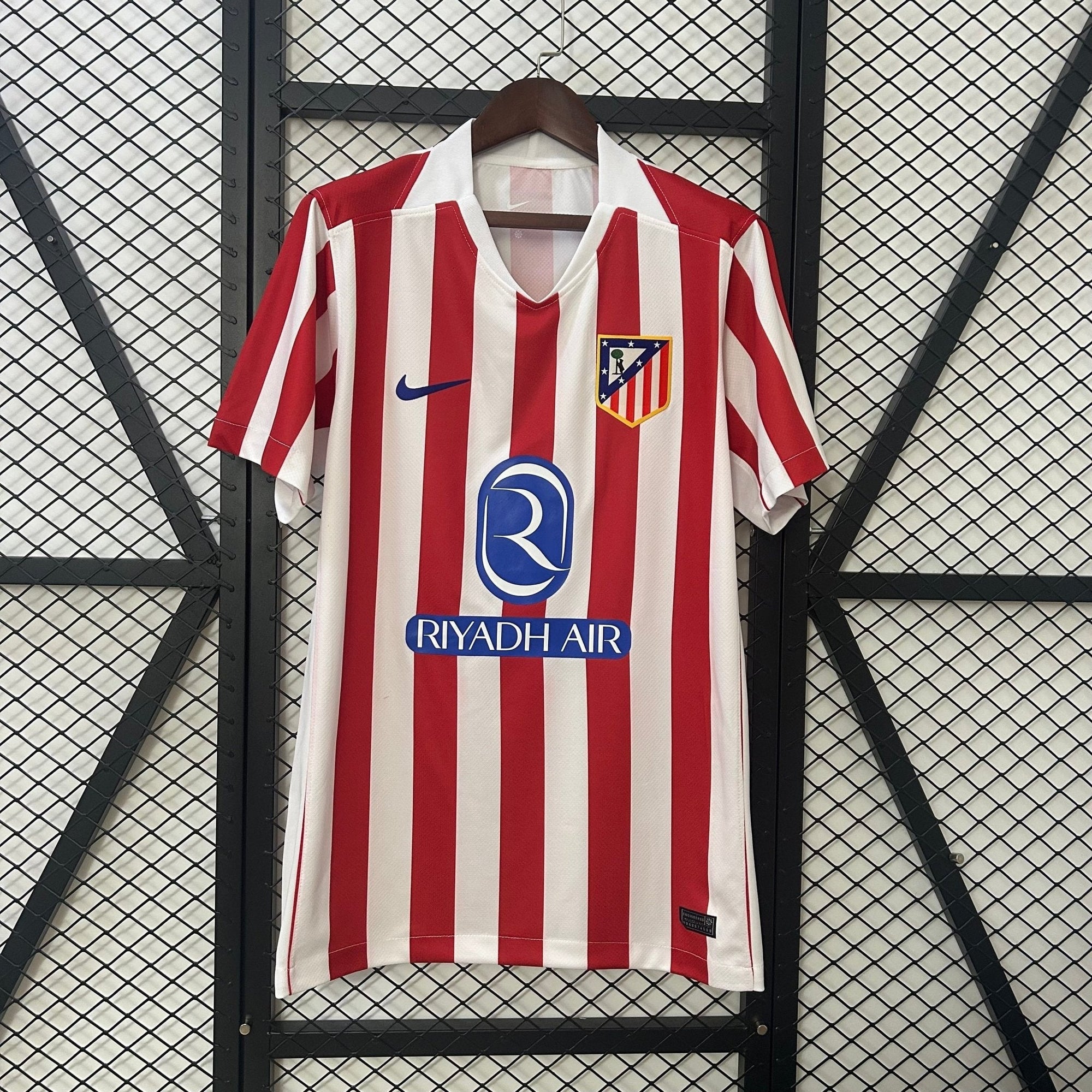 ATLETICO DE MADRID PRIMERA EQUIPACIÓN 25/26 HOMBRE - Bota de Oro Tienda