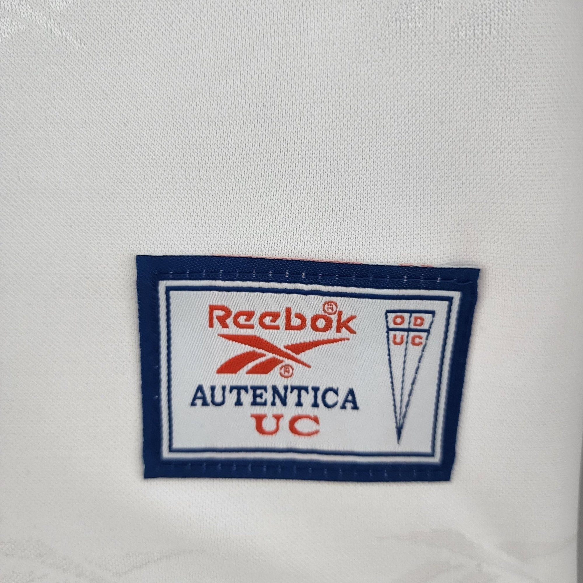 UNIVERSIDAD CATÓLICA I 98 MANGA LARGA HOMBRE (RETRO) - Bota de Oro Tienda